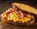 CROSTONE CON UOVA E BACON