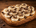 CROSTONE CON BURRO D'ARACHIDI, BANANA, CIOCCOLATO FONDENTE